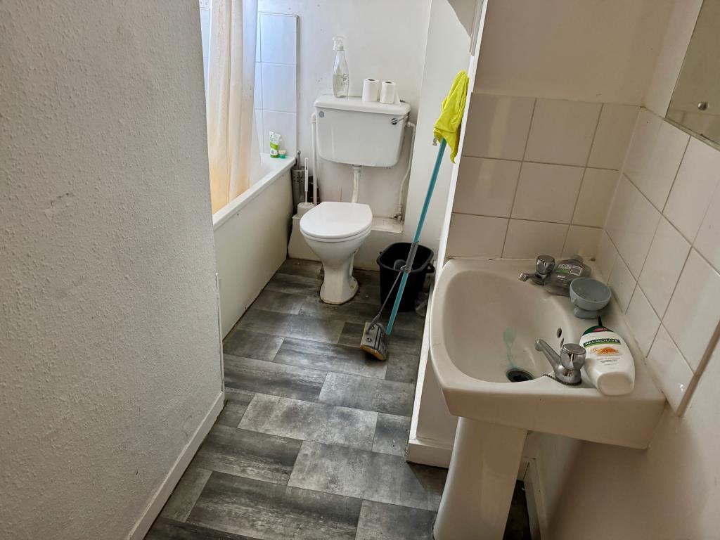 Lot: 79 - PERIOD CITY COMMERCIAL AND RESIDENTIAL FREEHOLD INVESTMENT - Flat 12b - bathroom